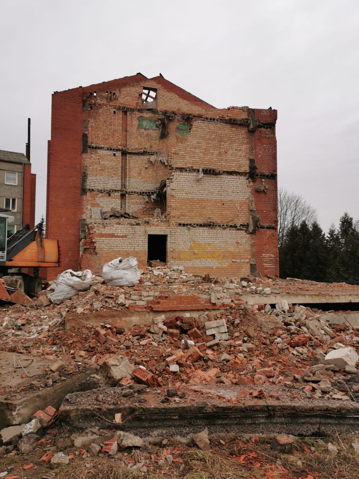 Demolition of a multi-apartment building