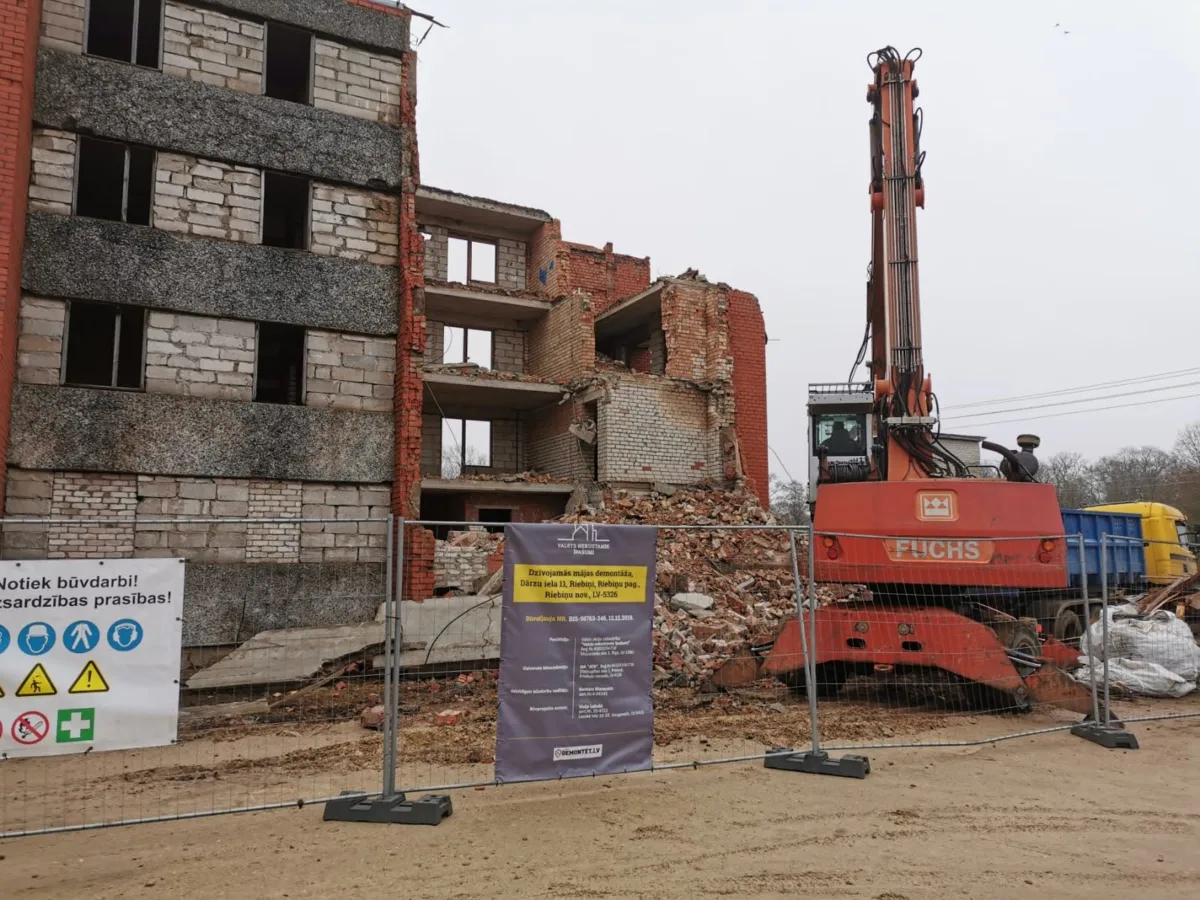 Demolition of a multi-apartment building