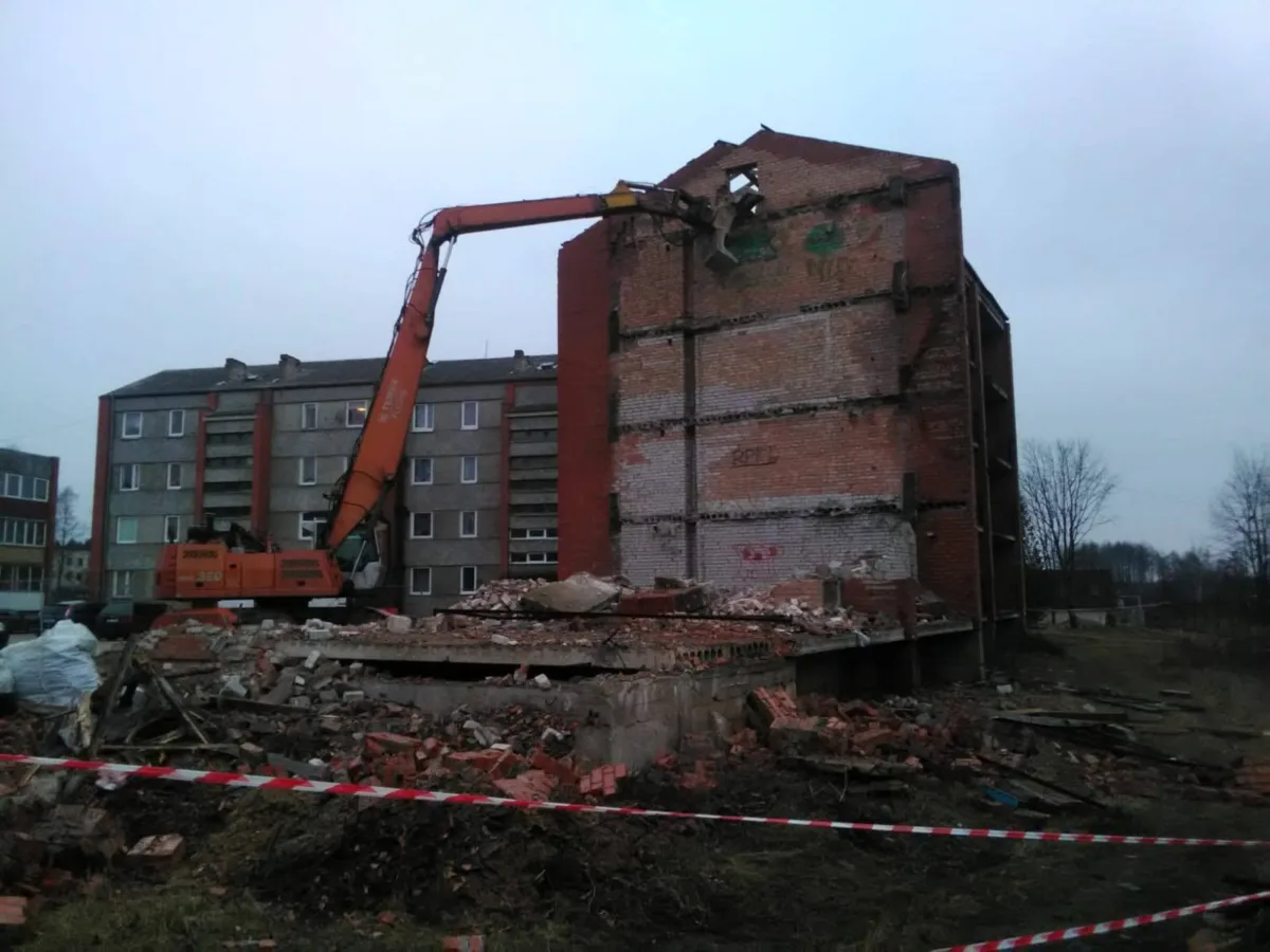 Demolition of a multi-apartment building