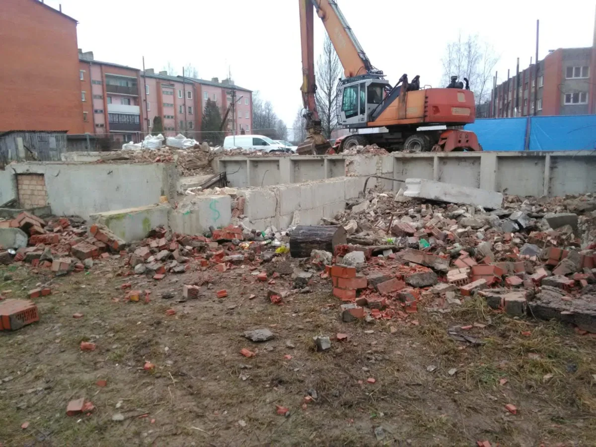Demolition of a multi-apartment building