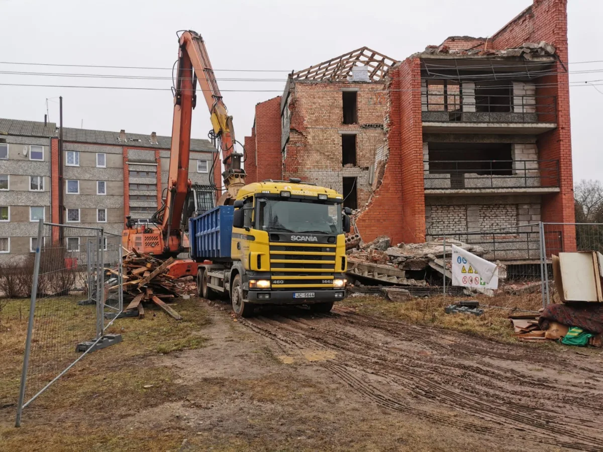 Demolition of a multi-apartment building