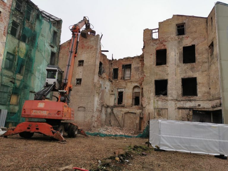 Demolition of a ruin in the Old Town