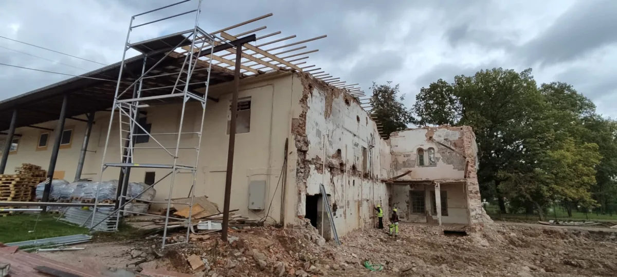 Partial demolition of the building and conservation