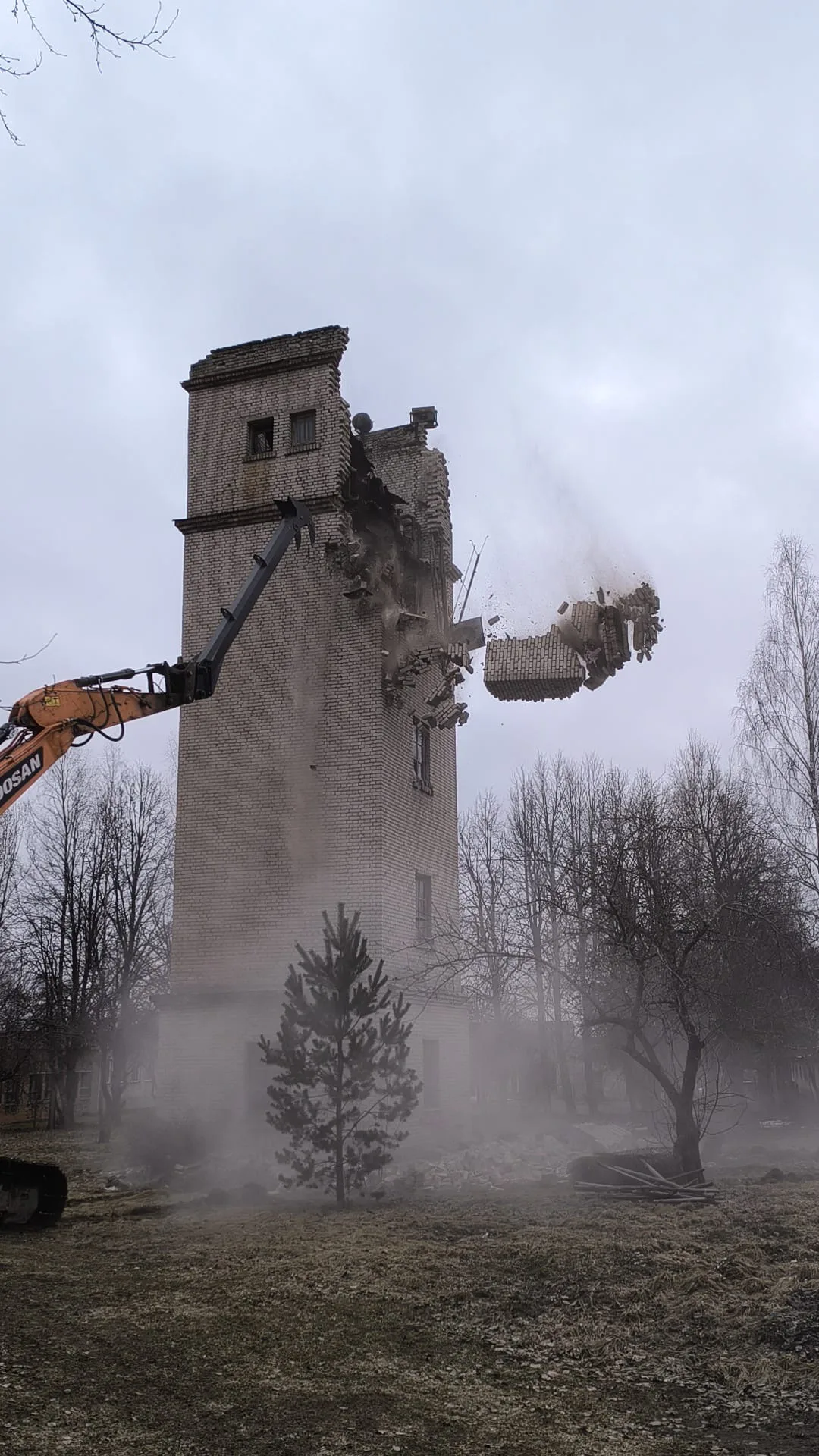Демонтаж водонапорной башни