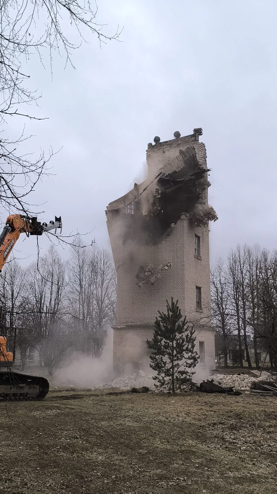 Демонтаж водонапорной башни