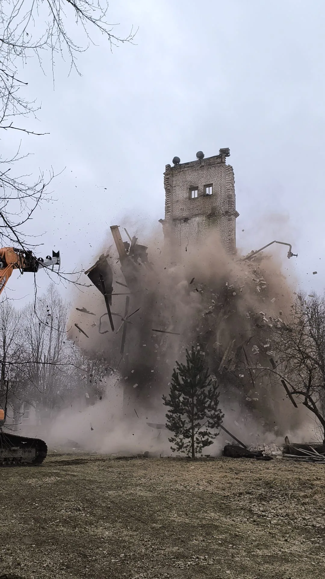 Демонтаж водонапорной башни