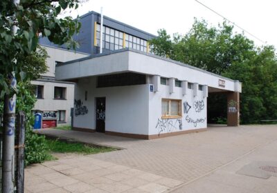 Снос пассажирского павильона станции «Brasa» на улице Лакта, 5, в Риге