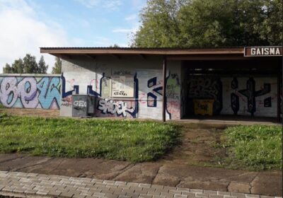 Снос пассажирского павильона на автобусной остановке «Gaisma»