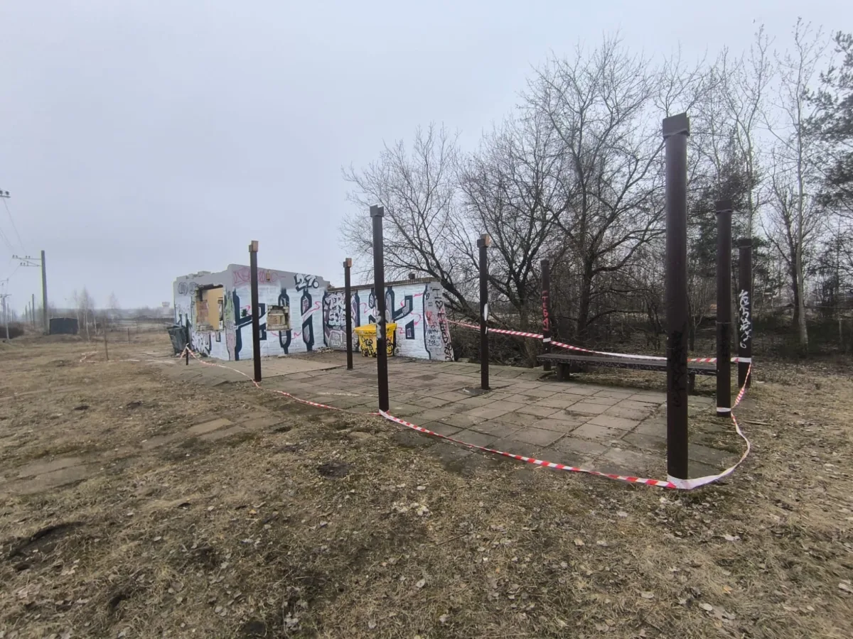 Снос пассажирского павильона на автобусной остановке «Gaisma»