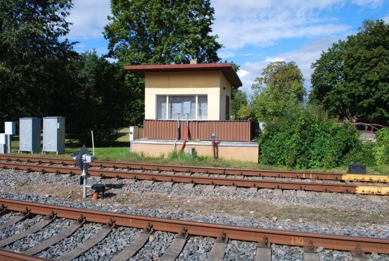 Pārbrauktuves posteņa nojaukšana