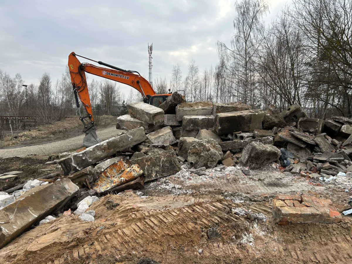 Снос пассажирского павильона на автобусной остановке «Gaisma»