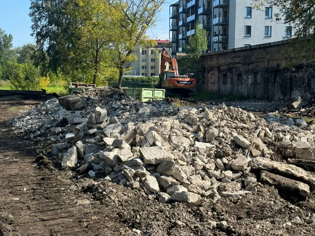 Снос здания и очистка территории на дамбе Катрины в Риге