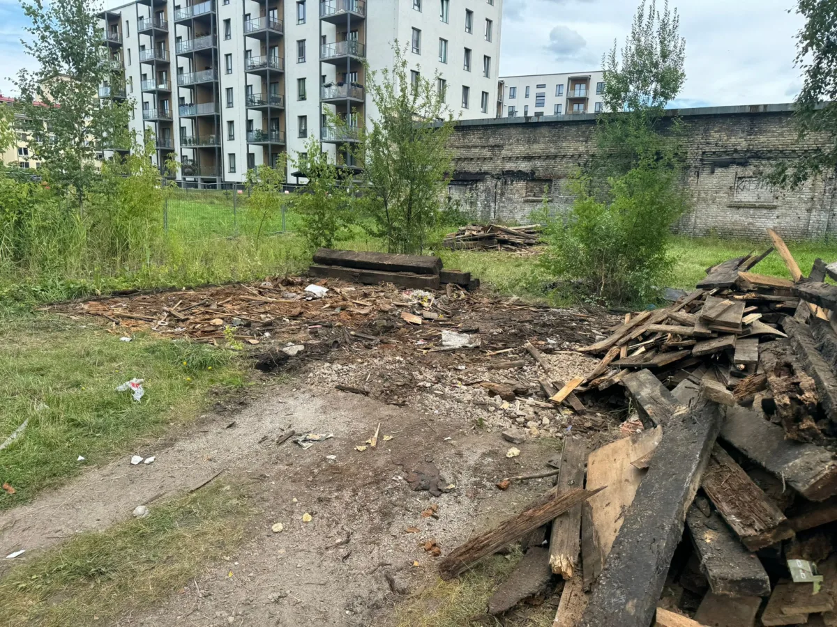 Снос здания и очистка территории на дамбе Катрины в Риге