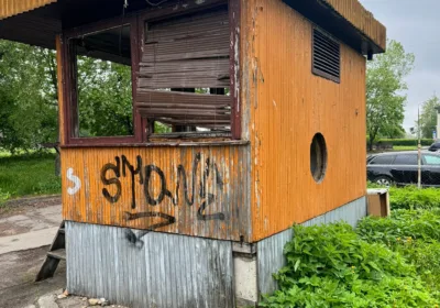 Снос здания и очистка территории на улице Августа Деглава в Риге