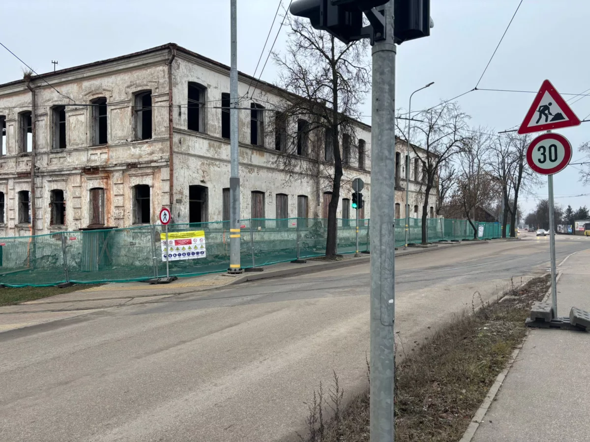 Ēku nojaukšana un teritorijas labiekārtošana Stacijas ielā 95, Daugavpilī