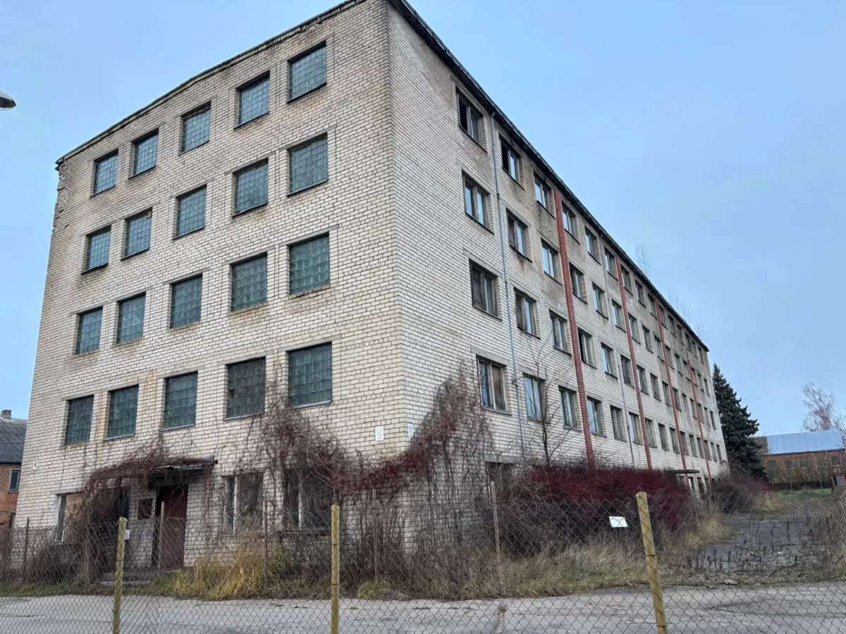 Daudzstāvu ēkas nojaukšana