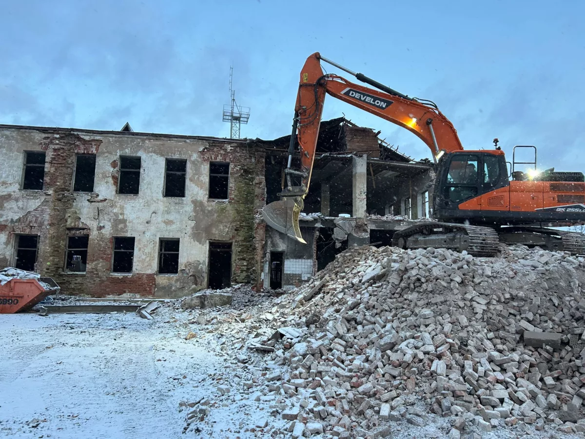Ēku nojaukšana un teritorijas labiekārtošana Stacijas ielā 95, Daugavpilī