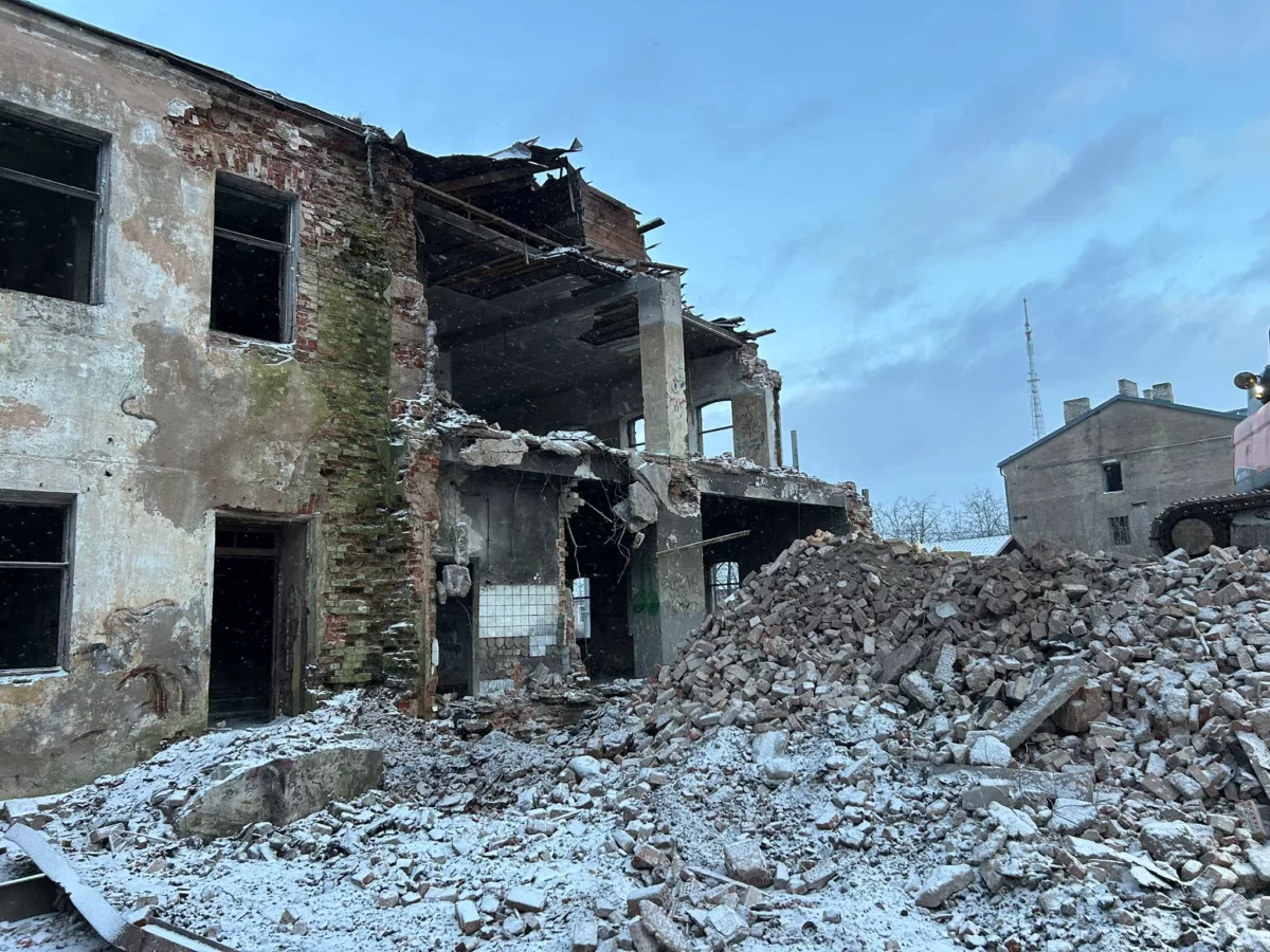 Ēku nojaukšana un teritorijas labiekārtošana Stacijas ielā 95, Daugavpilī