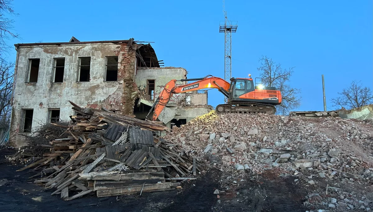Ēku nojaukšana un teritorijas labiekārtošana Stacijas ielā 95, Daugavpilī