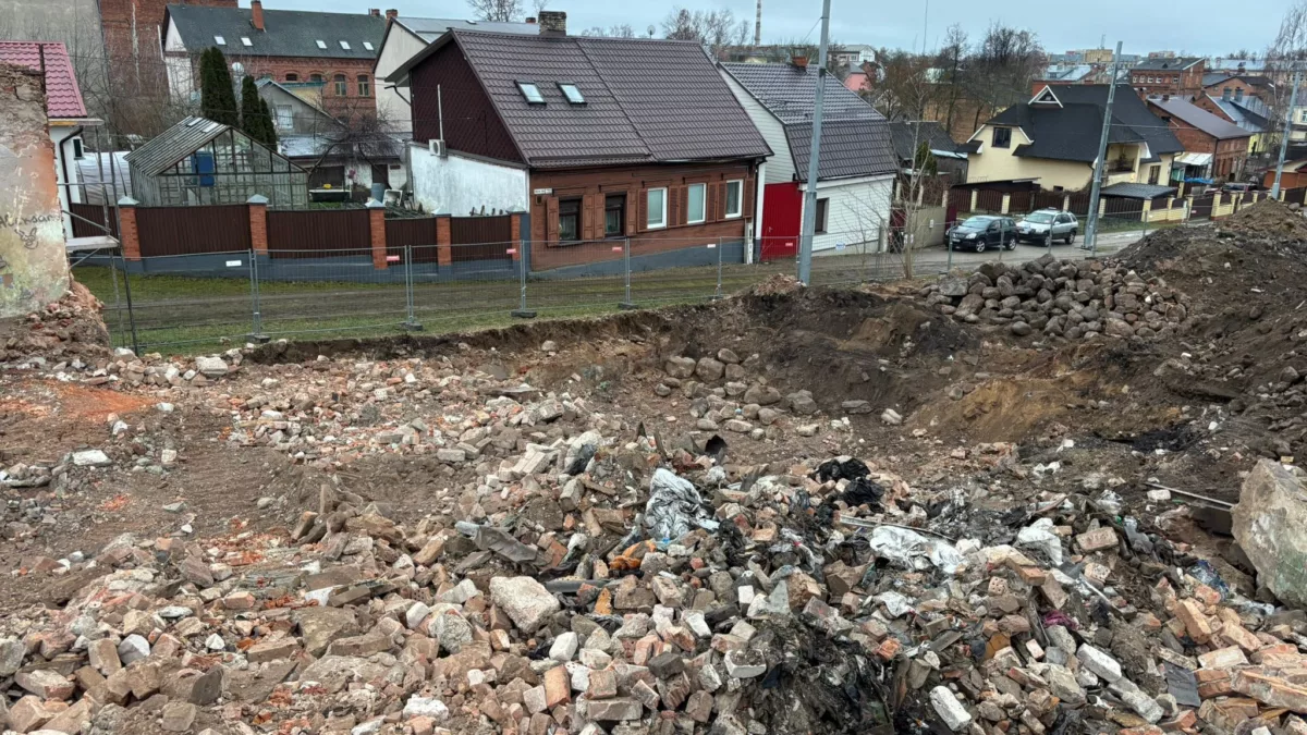 Ēku nojaukšana un teritorijas labiekārtošana Stacijas ielā 95, Daugavpilī