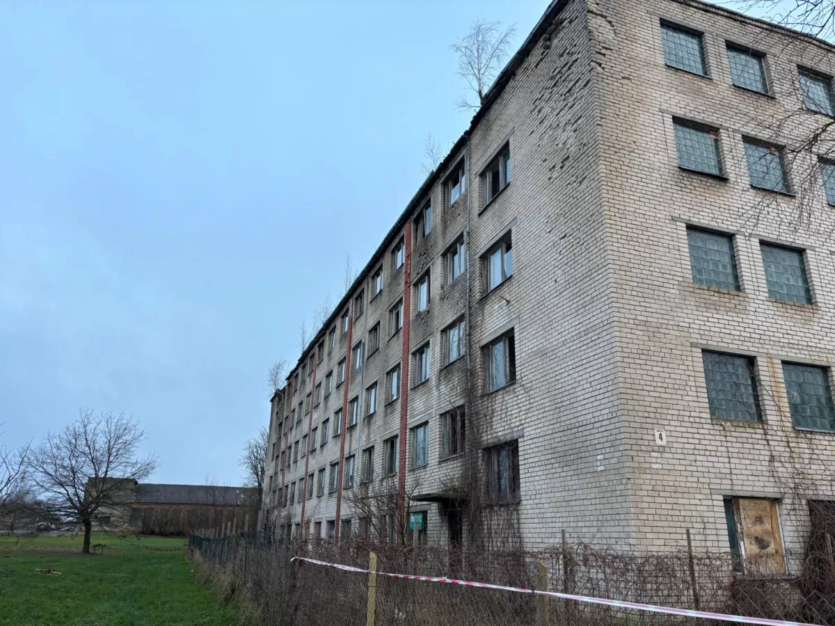 Daudzstāvu ēkas nojaukšana