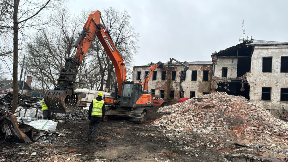 Ēku nojaukšana un teritorijas labiekārtošana Stacijas ielā 95, Daugavpilī