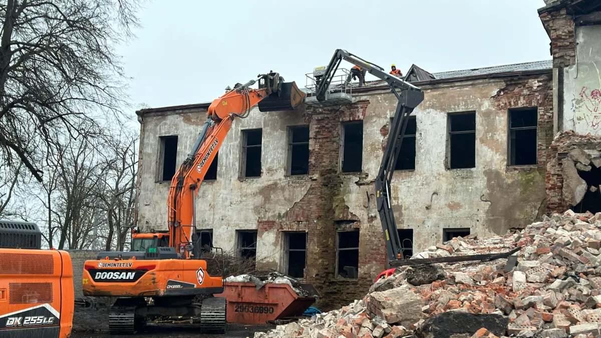 Ēku nojaukšana un teritorijas labiekārtošana Stacijas ielā 95, Daugavpilī