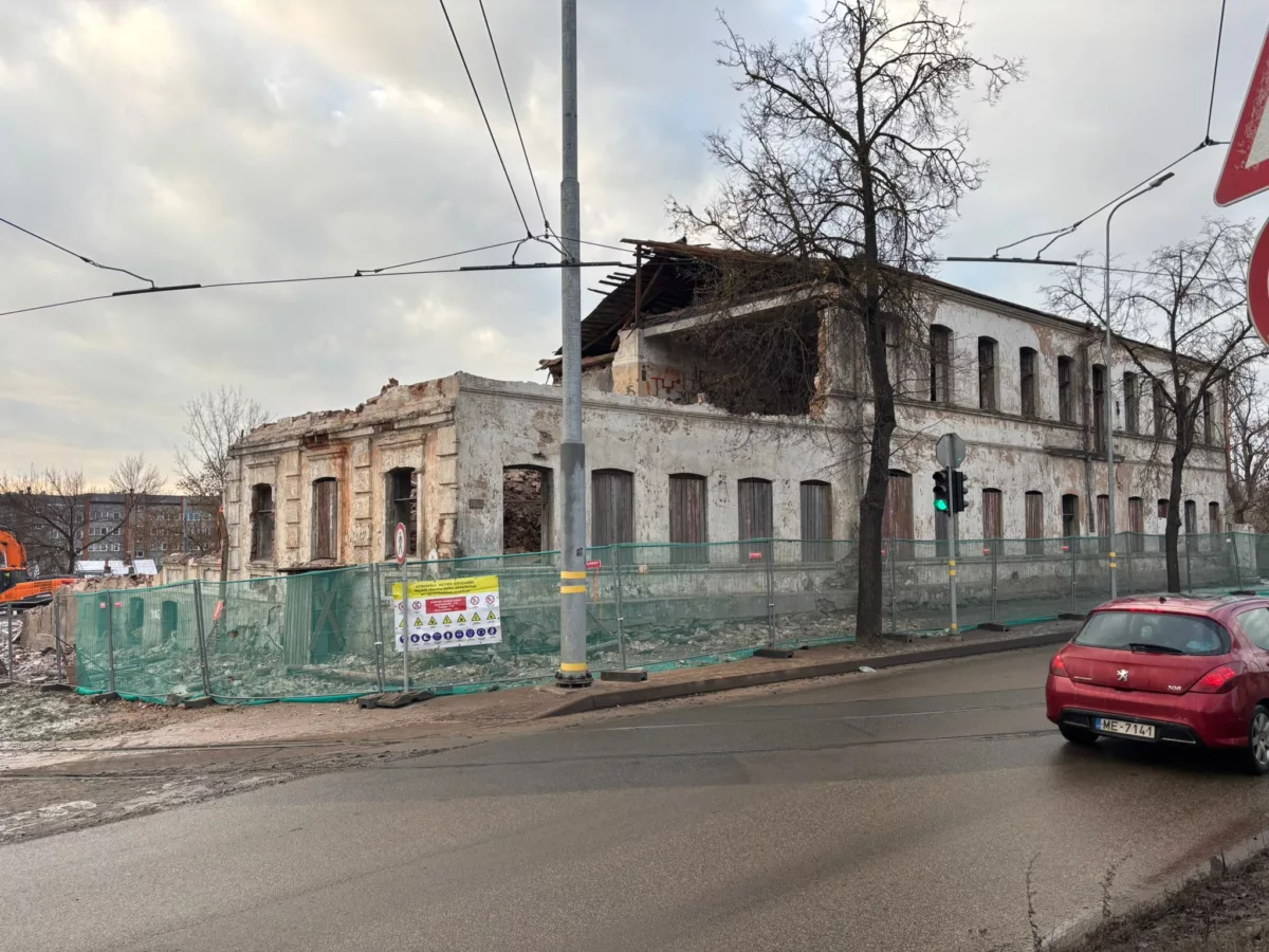 Ēku nojaukšana un teritorijas labiekārtošana Stacijas ielā 95, Daugavpilī
