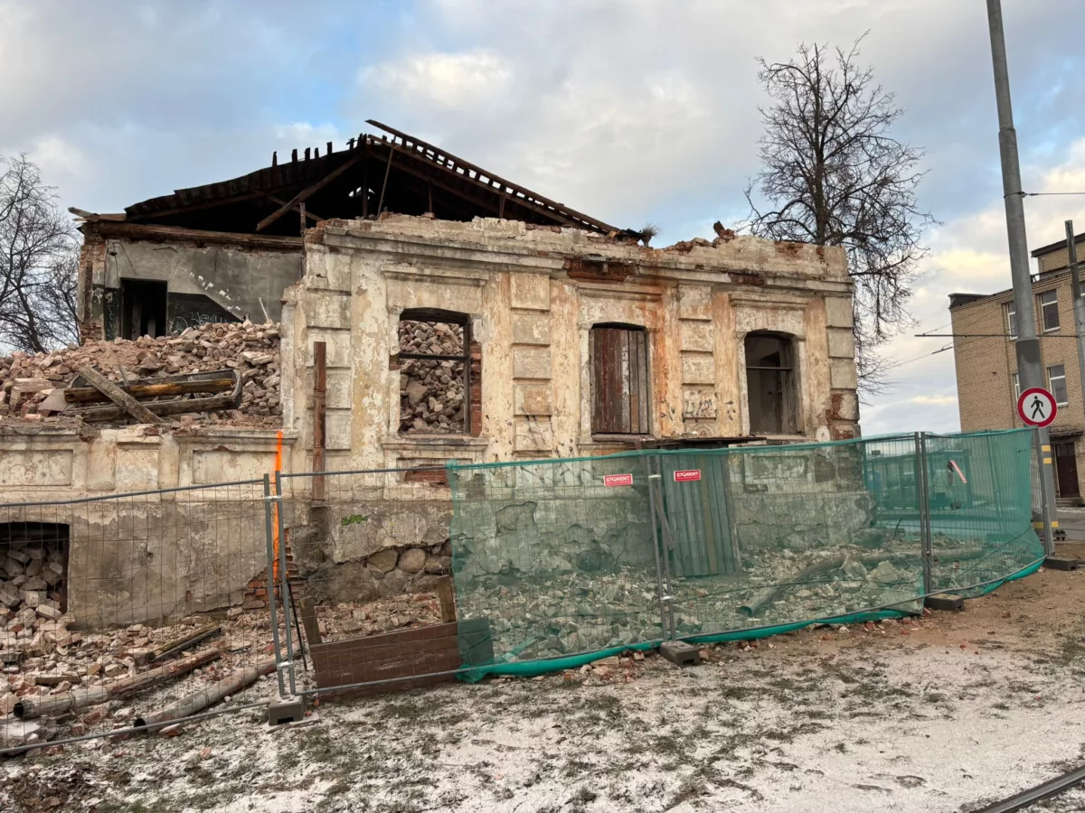 Ēku nojaukšana un teritorijas labiekārtošana Stacijas ielā 95, Daugavpilī