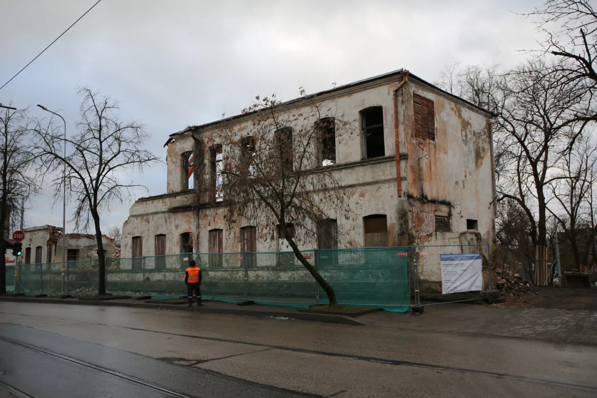 Ēku nojaukšana un teritorijas labiekārtošana Stacijas ielā 95, Daugavpilī