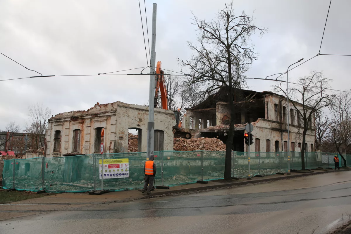 Ēku nojaukšana un teritorijas labiekārtošana Stacijas ielā 95, Daugavpilī