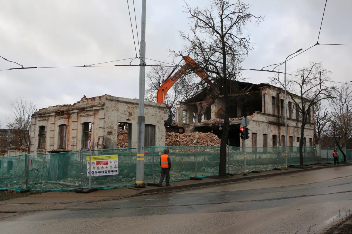 Ēku nojaukšana un teritorijas labiekārtošana Stacijas ielā 95, Daugavpilī