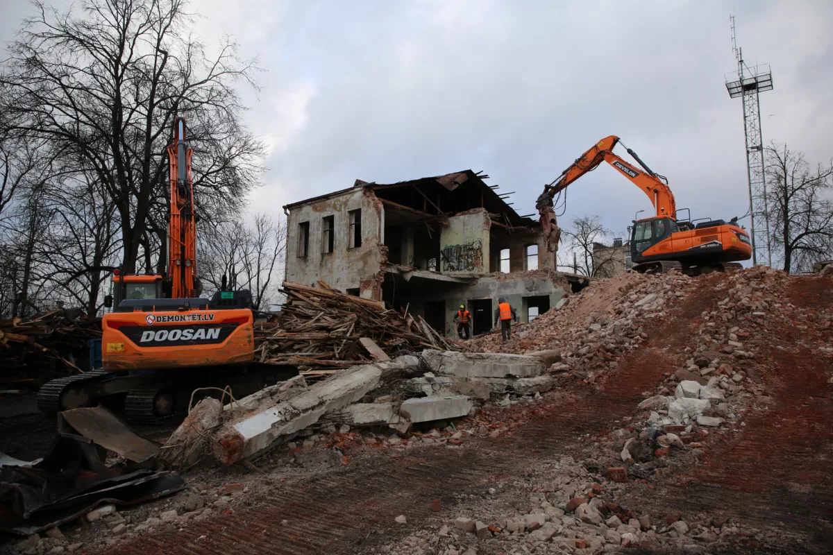 Ēku nojaukšana un teritorijas labiekārtošana Stacijas ielā 95, Daugavpilī