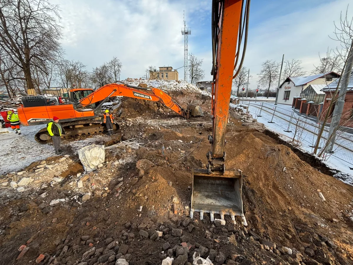 Ēku nojaukšana un teritorijas labiekārtošana Stacijas ielā 95, Daugavpilī