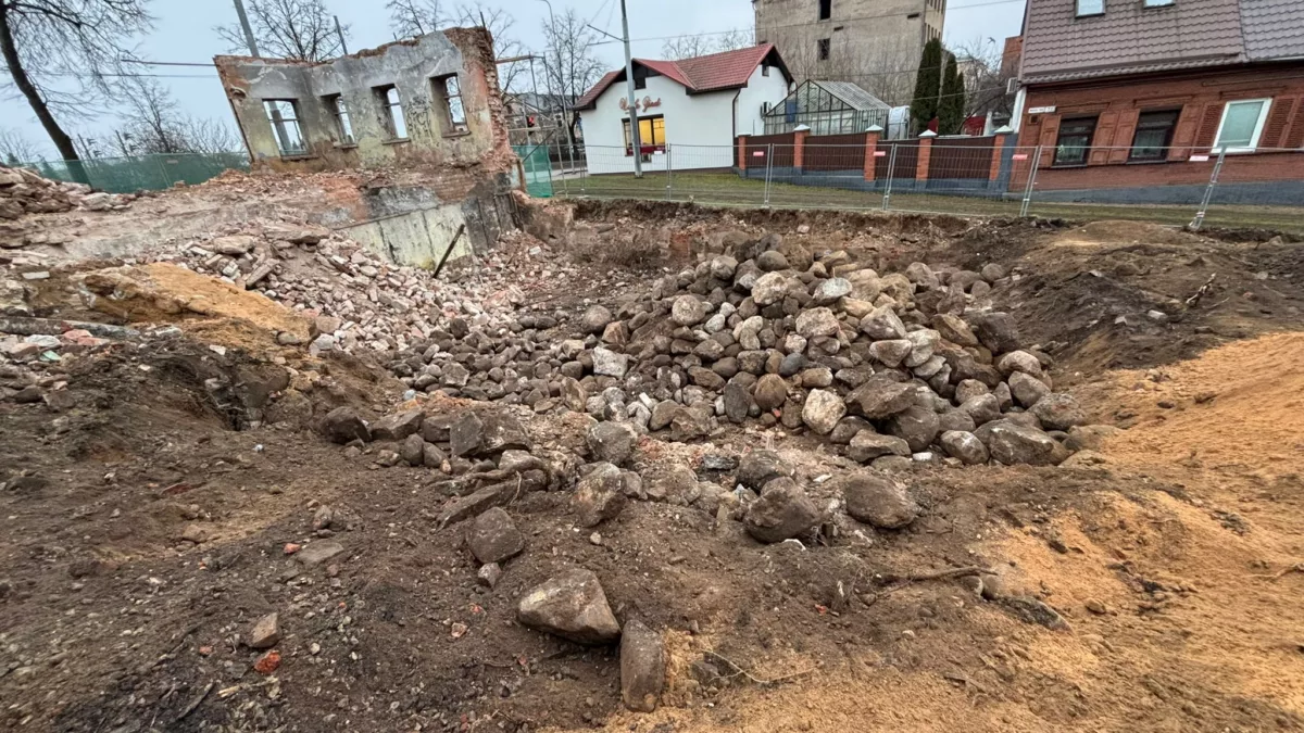 Ēku nojaukšana un teritorijas labiekārtošana Stacijas ielā 95, Daugavpilī