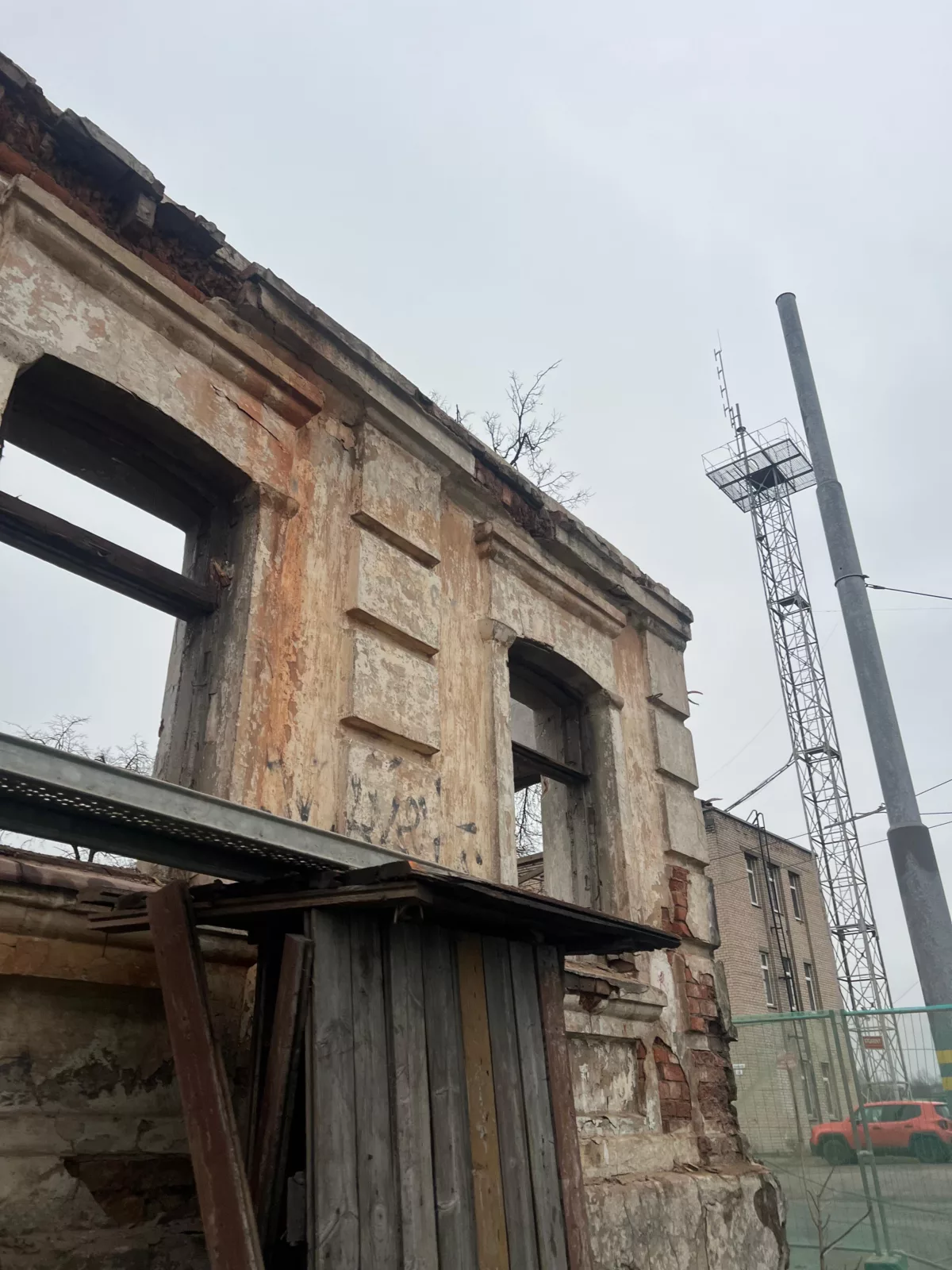 Ēku nojaukšana un teritorijas labiekārtošana Stacijas ielā 95, Daugavpilī