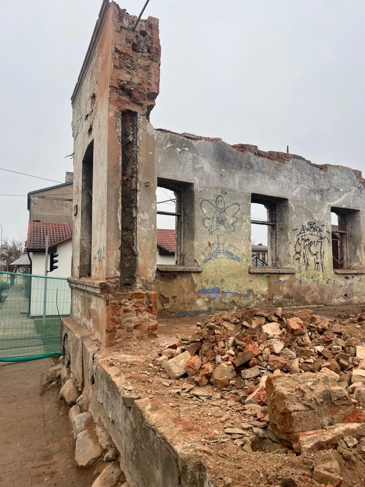 Ēku nojaukšana un teritorijas labiekārtošana Stacijas ielā 95, Daugavpilī
