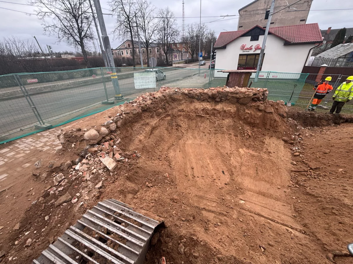 Ēku nojaukšana un teritorijas labiekārtošana Stacijas ielā 95, Daugavpilī