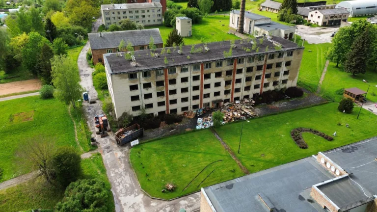 Daudzstāvu ēkas nojaukšana