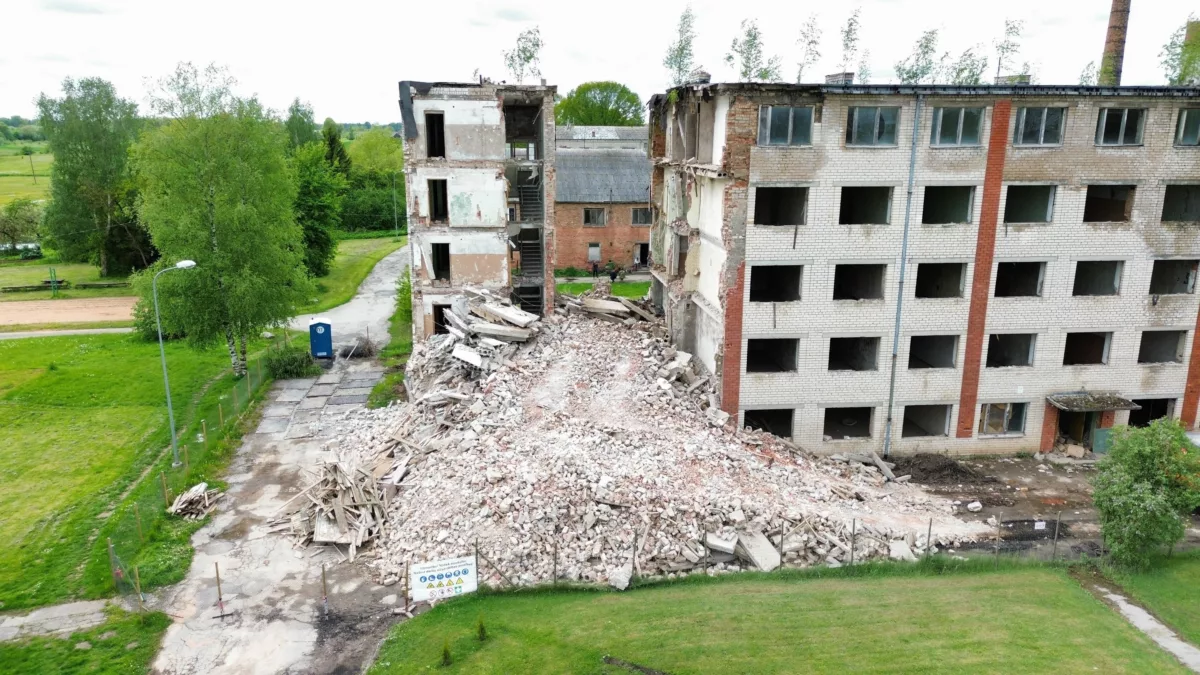 Daudzstāvu ēkas nojaukšana