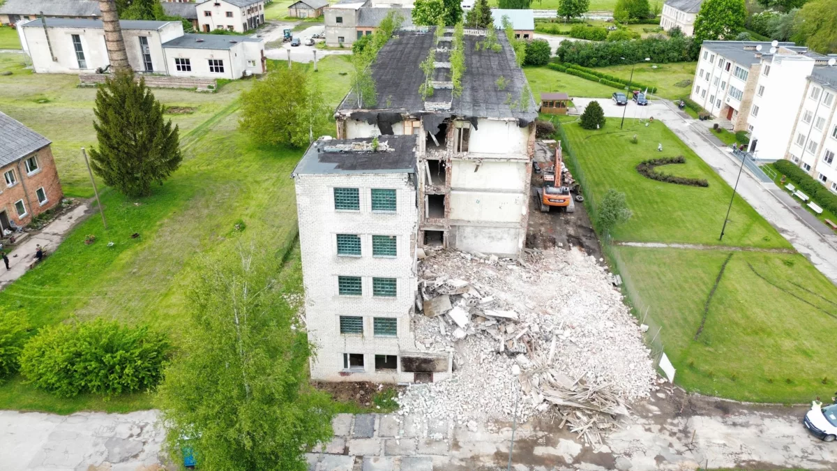 Daudzstāvu ēkas nojaukšana