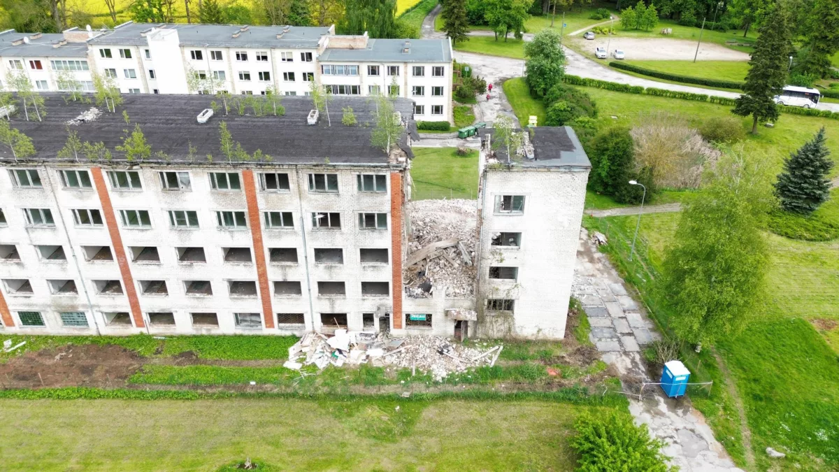 Daudzstāvu ēkas nojaukšana