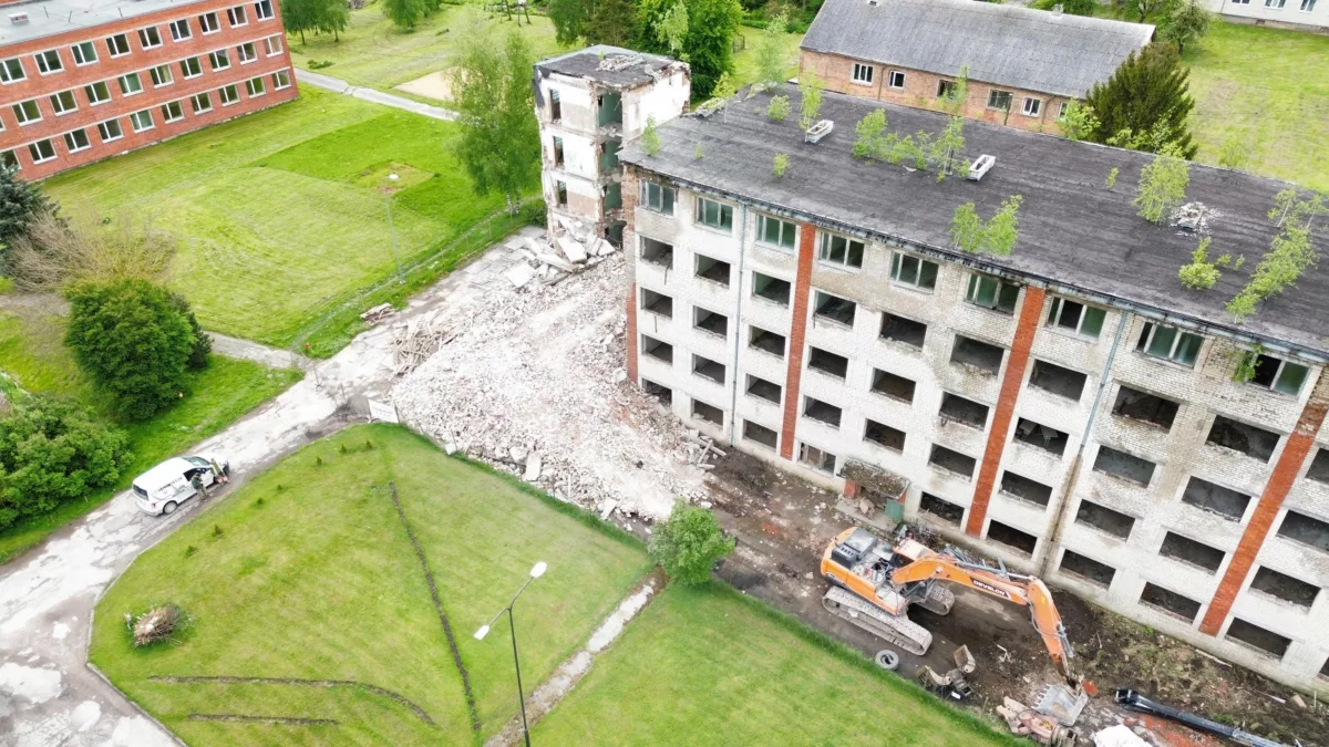 Daudzstāvu ēkas nojaukšana