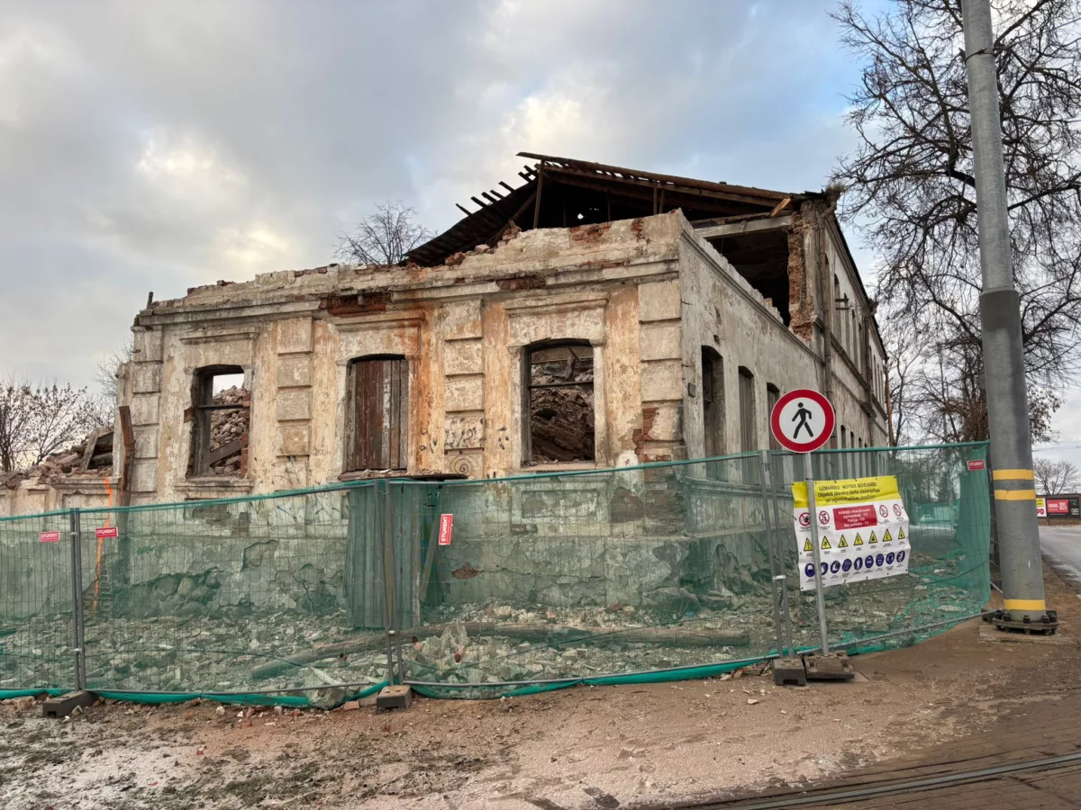 Ēku nojaukšana un teritorijas labiekārtošana Stacijas ielā 95, Daugavpilī