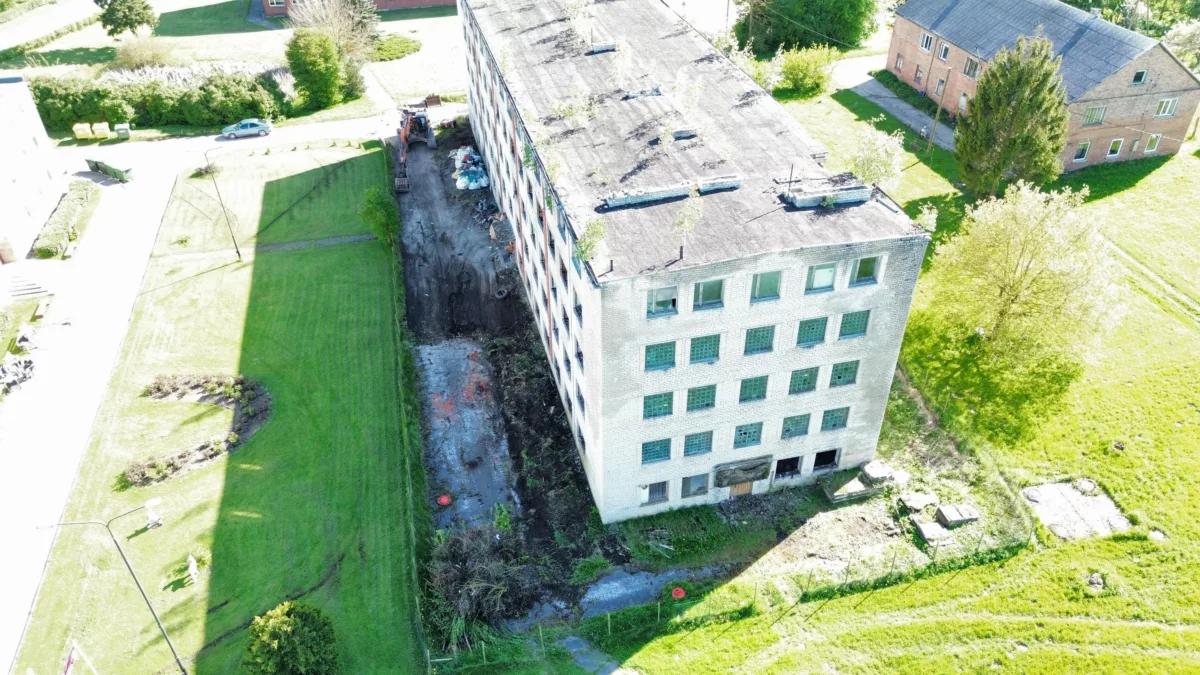 Daudzstāvu ēkas nojaukšana