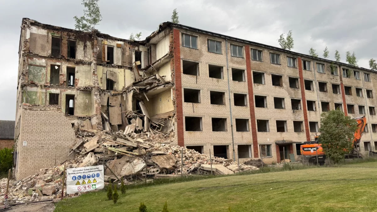Daudzstāvu ēkas nojaukšana