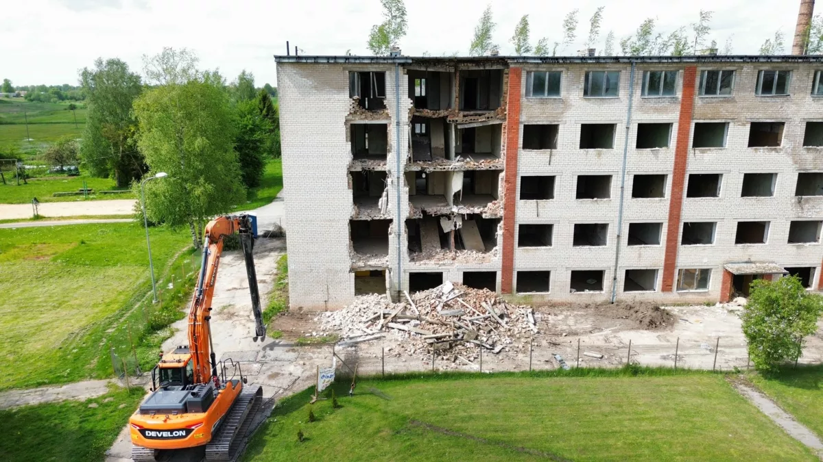 Daudzstāvu ēkas nojaukšana