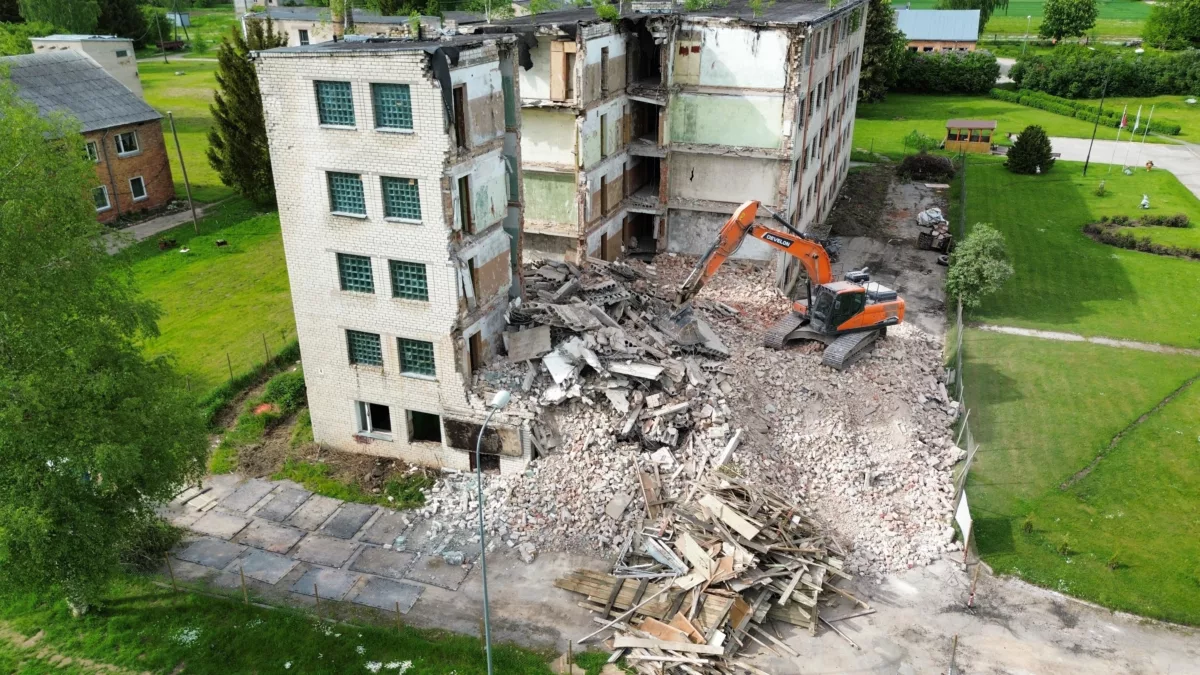 Daudzstāvu ēkas nojaukšana