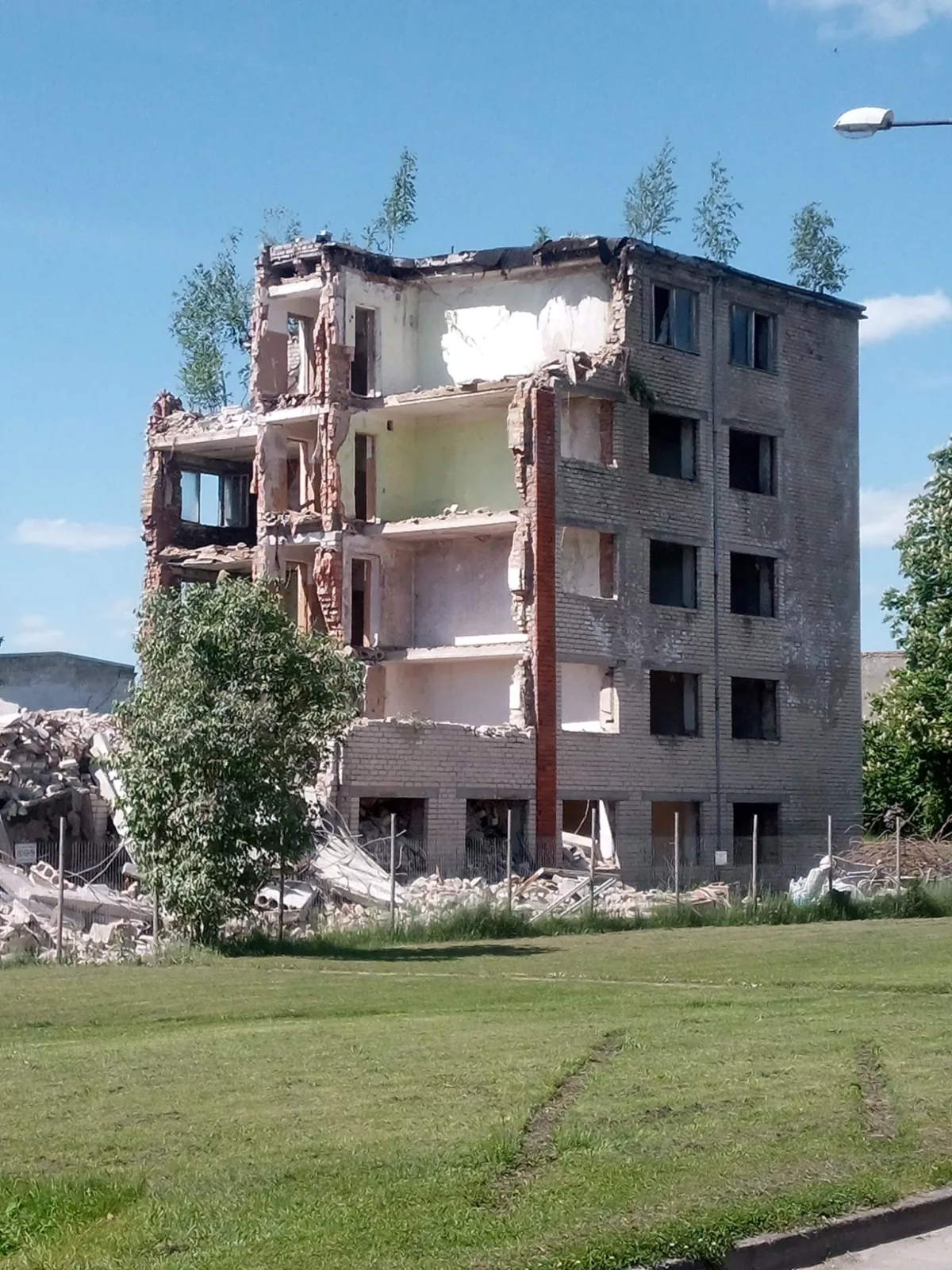 Daudzstāvu ēkas nojaukšana