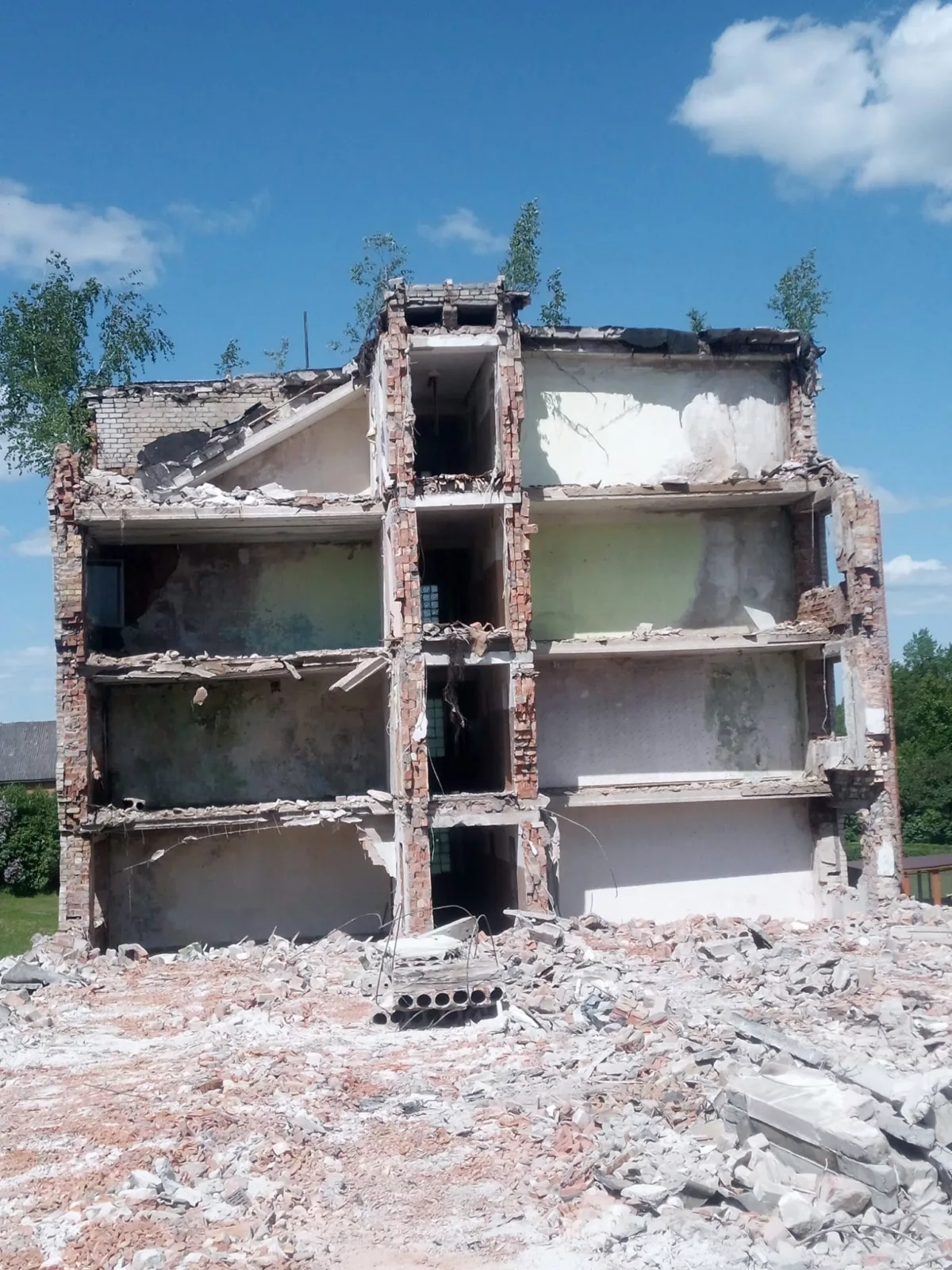 Daudzstāvu ēkas nojaukšana